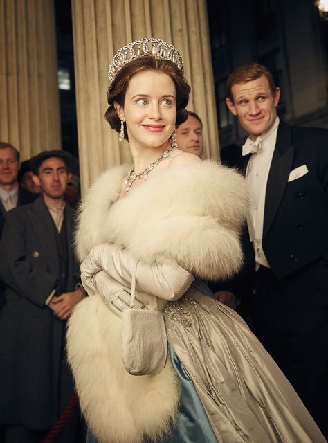 Queen Elizabeth II From The Crown Cool Diy Costumes, Diy Costumes For Halloween, Costumes From Tv Shows, The Crown Season 2, Movie Costume Ideas, Crown Tv, The Crown Season, Tv Show Characters, Claire Foy