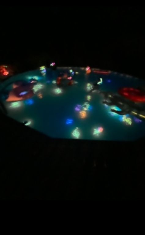 Pool Glow Sticks, Pool Party Glow Sticks, Glow Stick In Pool, Glow Stick Drinks, Glowstick Party Aesthetic, Glowsticks In Pool, Glow In The Dark Pool Party Ideas, Glow Stick Pool Party, Glow Stick Pool