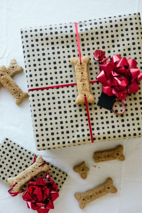 Christmas Wrapping Ideas Creative, Diy Dog Gifts, Diy Holiday Gift Wrapping, Christmas Wrapping Diy, Gift Wrapping Ideas, Dollar Store Christmas, Simple Gift Wrapping, Easy Christmas Gifts, Diy Holiday Gifts