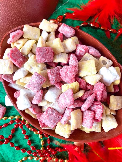 Root for your favorite NFL team with this Kansas City Chiefs Puppy Chow! Rice chex mix is covered with red, yellow, and white candy melts and powdered sugar for a game time dessert and appetizer recipe. Great for football parties and the Super Bowl. #gameday #kansascitychiefs Chiefs Puppy Chow, Gluten Free Football Snacks, San Francisco 49ers Cake, Sweet Chex Mix, Sweet Chex, Nfl Funny, 49ers Super Bowl, Puppy Chow Recipes, Bowl Party Food