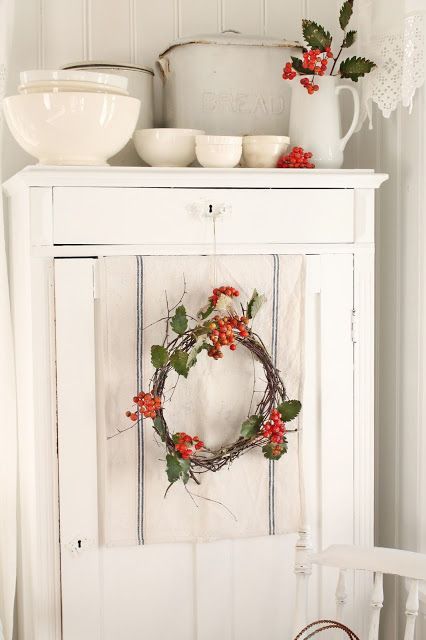 common ground : Ideas on Styling a Cabinet or Cupboard Top Natal Country, Garden Butterfly, Vibeke Design, Garden Hacks, Cottage Christmas, White Cottage, Fake Nail, Baby Diy, Primitive Christmas