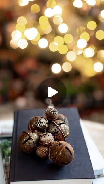 Lucy Akins | Craftberry Bush on Instagram: "I made this ‘vintage’ jingle bell cluster a couple of years ago and it’s still one of my favourite Christmas DIY’s .  Watch until the end to see the ‘magic’ ingredient.   Here’s how:  -Get different size jingle bells and paint them black. (You could also spray paint them)  - place them in a ziplock bag and add gold paint or rub n’ buff.  -swish it around to cover with paint.  -Add a spoonful of cinnamon powder.  -Shake the bag.  -Take bells out and spray them with sealant.  -Tie each bell together with jute to form a little cluster and tie a loop at the top.  -Trim jute and you’re done!" Christmas Crafts Using Jingle Bells, Jingle Bell Crafts, Christmas Themes Decorations, Ziplock Bag, Cinnamon Powder, Christmas Decorations Rustic, Jingle Bell, Christmas Recipes, Christmas Is Coming