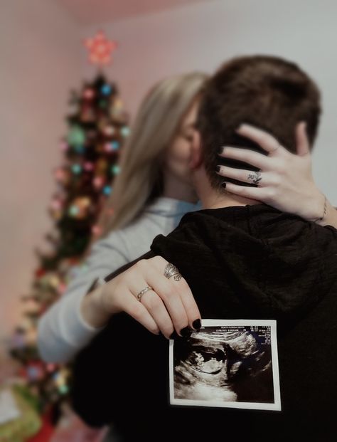 Xmas Baby Announcement, Christmas Baby Bump Pictures, Christmas Baby Announcement To Parents, Pregnancy Photoshoot Christmas, Pregnant Christmas Photoshoot, New Years Maternity Photos, Pregnancy Announcement Christmas Photos, Pregnancy Photos Christmas, Christmas Maternity Pictures Family