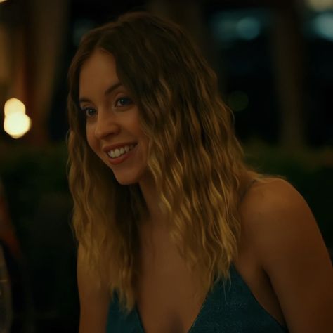 give credits !! Olivia Mossbacher, Sydney Sweeney Icons, Cassie Howard, Sydney Sweeney, Paradise On Earth, Outer Banks, Face Claims, Scream, Her Hair