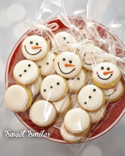 Kue Macaroon, Christmas Cookies Gift, Cookies Ideas, Snowman Cookies, Xmas Cookies, Christmas Cookies Decorated, Christmas Sugar Cookies, Christmas Snacks, Christmas Cooking