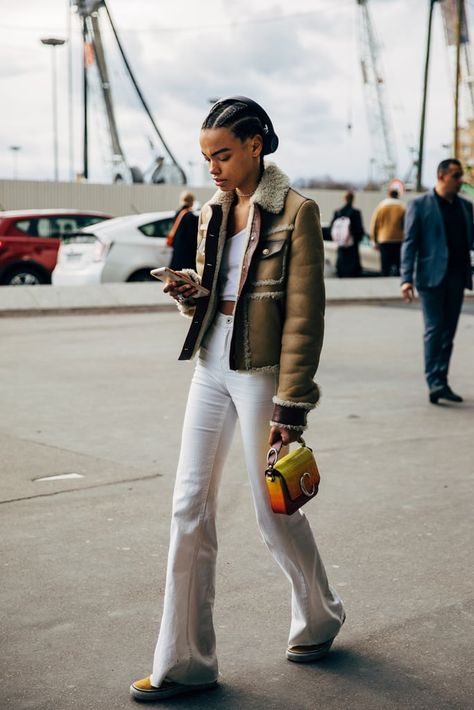 Pair your white jeans with a shearling-lined jacket. White Jacket Outfit Aesthetic, White Jeans Street Style, Flare Jeans Street Style, Jacket Outfit Aesthetic, White Jacket Outfit, Hawaiian Print Shirts, Elegante Y Chic, Crop Top With Jeans, Jeans Street Style