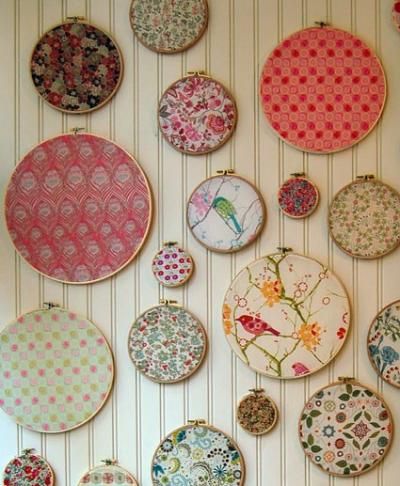 Cute idea for a craft room or Nursery.  I would use baby blankets or bits of fabric I fall in love with. Infant Education, Hoop Crafts, Tricia Guild, Embroidery Hoop Wall, Embroidery Hoop Wall Art, Diy Wand, Fabric Display, Granny Chic, Leftover Fabric