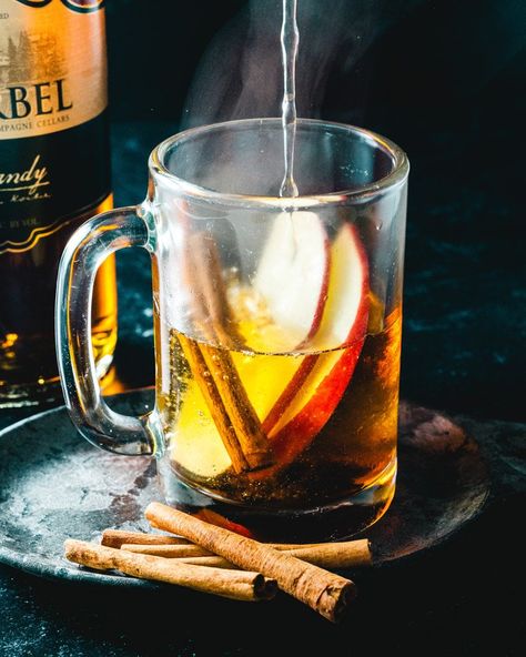 The brandy hot toddy has a warm flavor with notes of cinnamon and apple! It's the perfect hot drink for cold weather. #hottoddy #brandyhottoddy #easyhottoddy #brandy #brandydrink Hot Toddy Recipe Brandy, Fun Christmas Cocktails, Brandy Manhattan, Christmas Cocktail Drinks, Apple Cider Hot Toddy, Brandy Drink, Fall Cocktail Recipes, Brandy Recipe, Hot Toddy Recipe