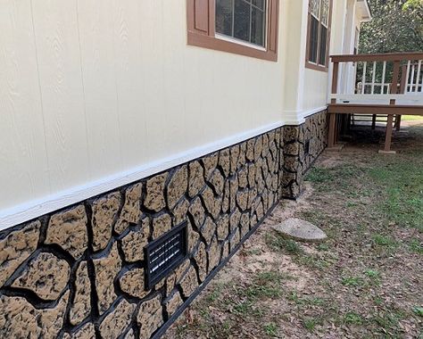 Decks For Trailers Mobile Homes, Rock Skirting Mobile Home, Vinyl Skirting For Mobile Homes, Foundation Skirting Ideas, Trailer Home Skirting Ideas, She’d Skirting Ideas, Diy Skirting For Mobile Homes, Shed Underpinning Ideas, Trailer Underpinning Ideas