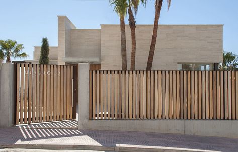 Family house in Vallpineda by Gerardo van Waalwijk van Doorn | HomeAdore Sitges Spain, Fence Wall Design, Modern Fence Design, House Fence Design, Wall Exterior, Modern Fence, Automatic Gate, Belek, Sitges