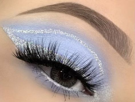 Makeup For Sky Blue Dress, Makeup Looks Quince, Light Blue Makeup Looks, Light Blue Makeup, Cinderella Makeup, Blue Eyeshadow Makeup, Wonderland Makeup, Quinceanera Makeup, Blue Eyeshadow Looks