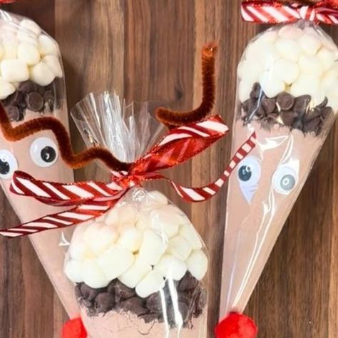 Reindeer Hot Chocolate Bags, Hot Chocolate Reindeer Cones Diy Christmas Gifts, Hot Cocoa Bags Party Favors, Hot Chocolate Goodie Bags Party Favors, Hot Coco Reindeer Bags, Popcorn Reindeer Bags, Healthy Christmas Snacks, Christmas Hacks, Baking Art