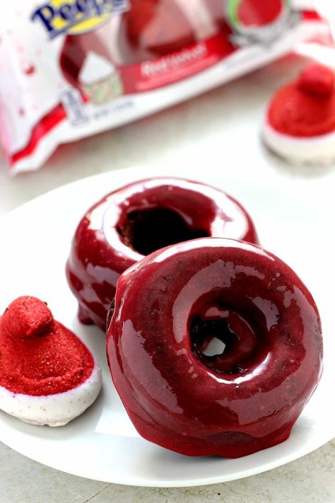 Baked Chocolate Donuts with Red Velvet Marshmallow Glaze - easy yet festive treat for the chocolate and red velvet lovers! Marshmallow Glaze, Donat Glaze, Red Velvet Donuts, Donut Calories, Donuts Donuts, Homemade Donuts Recipe, Desserts Vegan, Homemade Donuts, Doughnut Recipe