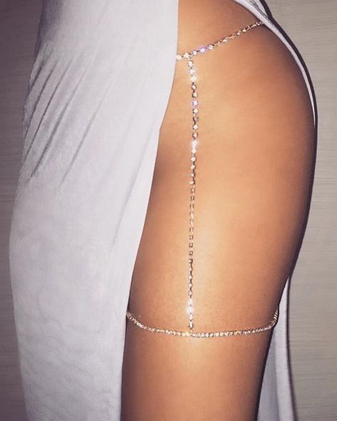 Pinterest : @ 4amdreaming Thigh Jewelry, Thigh Chain, Gold Body Jewellery, Leg Chain, Body Chains, فستان سهرة, Belly Chain, Waist Chain, Body Jewellery