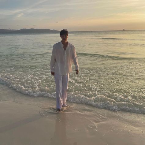 White Beach Outfit, Brent Manalo, Beach Vacation Pictures, Vacation Outfits Men, Korean Street Fashion Men, Beach Outfit Men, Holiday Outfits Summer, Mens Photoshoot Poses, Beach Fits