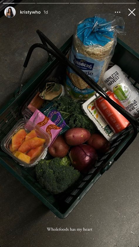 Healthy Grocery Basket Aesthetic, Healthy Shopping Cart, Healthy Groceries Aesthetic, Healthy Grocery Shopping Aesthetic, Aesthetic Grocery Shopping, Aesthetic Groceries, Grocery Shopping Healthy, Groceries Aesthetic, Whole Foods Grocery Store