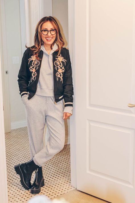 Sweatsuits are IN Again! 2020 seems to be the year of the sweatsuit. Not athleisure, or loungewear or joggers, but full-fledged, matching top and bottom sweatsuits.  And those sweatsuits can look super cute out of the house too. Blog post by The Wardrobe Consultant #style #fashion #sweatsuits Green Sweat Suit Outfit, Matching Sweatsuit Outfits, Sweatsuit Outfits Women, Sweat Suits Outfits, Sweatsuit Outfits, Sweatsuit Outfit, Matching Sweatsuit, Winter Style Guide, Classy Coat