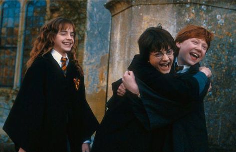 Film Harry Potter, Ron Hermione, Matthew Lewis, Harry Potter Ron, Harry Potter Scene, Ron And Hermione, Golden Trio, I Love Cinema, Wallpaper Laptop