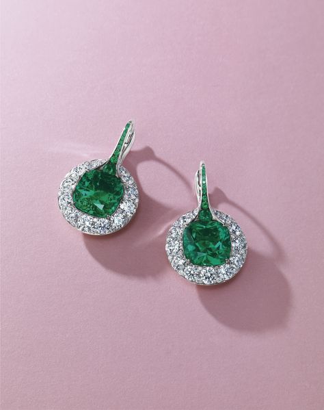 AN EXQUISITE FORMS EMERALD AND DIAMOND EARRINGS Emerald And Diamond Earrings, Beautiful Diamond Earrings, Emerald Diamond Earrings, Exotic Jewelry, Diamond Earrings Design, Jewelry Design Drawing, Jewelry Photoshoot, Wedding Earrings Drop, Contemporary Earrings