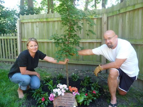 Planting a tree in memory of a loved one is a great way to connect with Nature year after year. Yard Memorial Ideas, Small Pet Memorial Garden Ideas, Remembrance Garden Ideas, Pet Celebration Of Life, Garden Memorial Ideas, Backyard Memorial Garden, Backyard Memorial Garden Ideas, Memorial Garden Ideas Diy, Memory Garden Ideas Diy