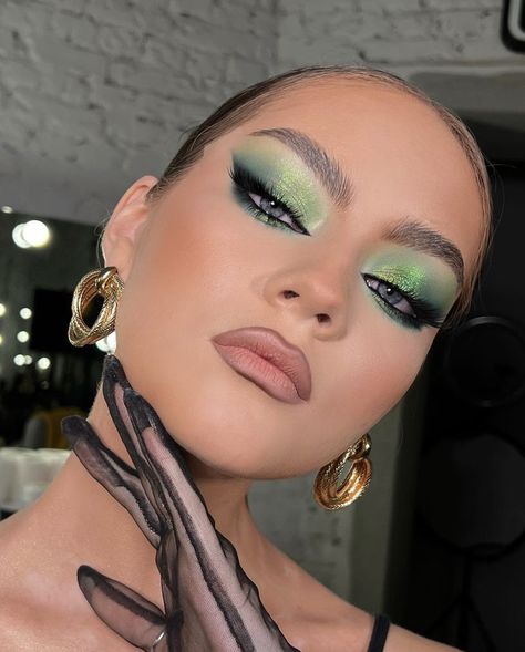 𝐼𝑛𝑠𝑡𝑎: 𝑙𝑒𝑖𝑙𝑦𝑎𝑎𝑠ℎ Exotic Makeup, Makeup Ojos, Green Makeup, Glam Makeup Look, Dope Makeup, Evening Makeup, Green Eyeshadow, Makeup Eye Looks, Creative Makeup Looks