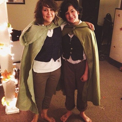 Merry and Pippin. Best friends for life. Image Source: Instagram user awillowtree Merry And Pippin Costume, Pippin Costumes, Lord Of The Rings Halloween, Story Book Costumes, Rings Outfit, Geeky Halloween Costumes, Hobbit Cosplay, Hobbit Costume, Epic Costumes