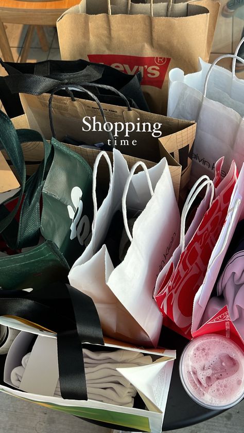 Shopping day Shopping Pictures, Vision Board Images, Vision Board Photos, Dream Vision Board, Life Vision Board, Vision Board Affirmations, Vision Board Manifestation, Vision Board Inspiration, Luxury Lifestyle Dreams