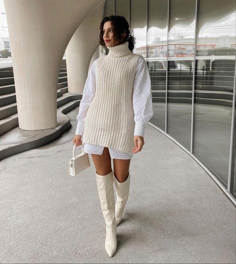 Beige Knee High Boots Outfit Winter, Beige High Boots Outfit, Nude Boots Outfit, Confident Outfit, White Boots Outfit, Outfit Botas, Nude Outfits, Winter Boots Outfits, Boots Outfits