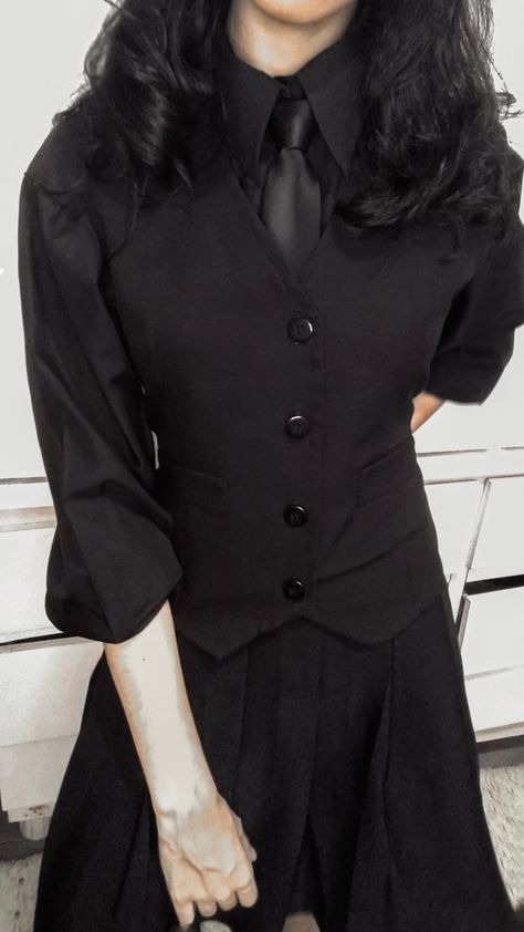 Dark academia 
Roupa colegial 
Women in suit 
K-pop 
Roupa social 
All black 
Colete 
Gravata 
Saia preta 
Black tie Concert Black Outfit, Concert Black Outfit Orchestra, All Black Formal, All Black Formal Outfits, Core Clothes, Concert Black, Woman In Suit, Dark Academia Style, Academia Style