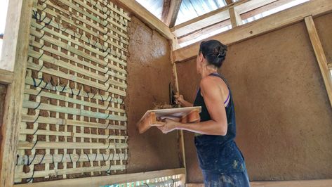 Building the earthen, wattle and daub walls. Cob Building, Wattle And Daub, Earth Bag Homes, Eco Homes, Earth Bag, Straw Bale House, Exterior Inspiration, Long House, Straw Bale