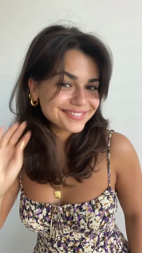 Shirt Hair Haircut, Short Brown Hair With Layers, Collarbone Length Hair With Bangs, Soft Face Framing Layers, Collarbone Length Hair, Shortish Hair, Haircut Tips, Short Brunette Hair, Layered Haircuts Shoulder Length