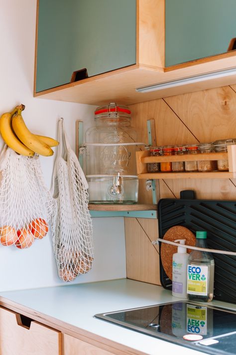 Van Food Storage, Campervan Storage Hacks, Beach Shack Interior, Rangement Caravaning, Journal Ideas Travel, Campervan Storage Ideas, Campervan Hacks, Van Organization, Caravan Storage