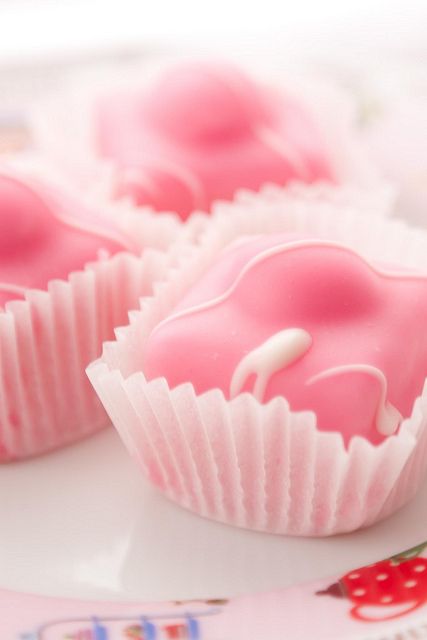 French Fancies - If only I could live on these :( Fondant Fancies, Pink Party Tables, Pink Party Foods, French Weddings, French Fancies, Pink Sweets, Pink French, Window Light, Pink Party