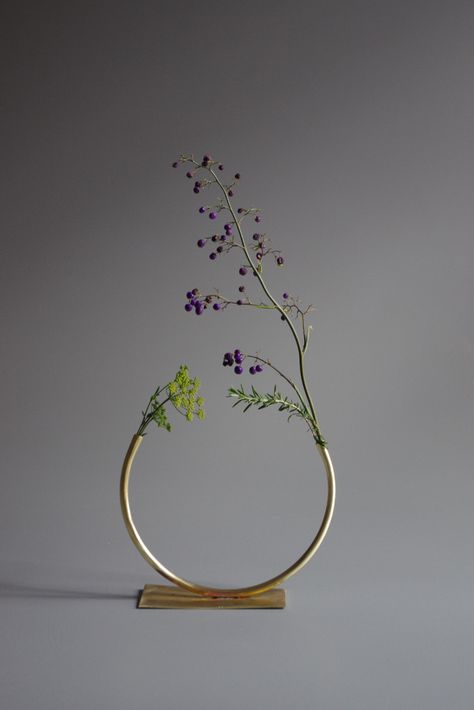 Arreglos Ikebana, Brass Vase, Minimalist Chic, Deco Floral, Arte Floral, Bellini, Ikebana, Interior Design Trends, Decoration Table