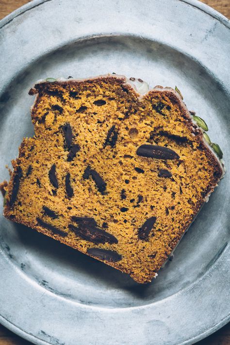 kuri squash and olive oil cake with dark chocolate on millys-kitchen.com Oil Cake, Olive Oil Cake, Pound Cakes, Chocolate Cinnamon, Quick Breads, Bittersweet Chocolate, Quick Bread, Loaf Bread, Pound Cake