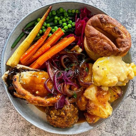 Autumn Dinner Aesthetic, British Roast Dinner, English Roast, Sunday Roast Dinner, Roast Dinners, Christmas Eve Dinner, Nice Food, Comfort Food Recipes Dinners, Roast Dinner