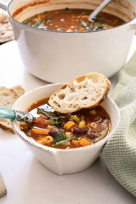 Classic Italian Minestrone - Always From Scratch Minestrone Soup Recipe Olive Garden, Ministroni Soup Recipe, Curry Chicken And Rice, Hearty Vegetable Soup, Vegetable Scraps, Minestrone Soup Recipe, Recipe Italian, Pasta Fagioli, Soup And Sandwich