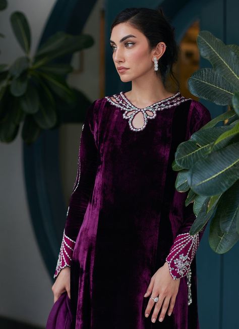 Eastern Dress Design, Wadding Dress, Velvet Pakistani Dress, Farah Talib Aziz, Suits Indian, Pakistani Formal Dresses, Velvet Design, Velvet Dress Designs, Lace Accessories