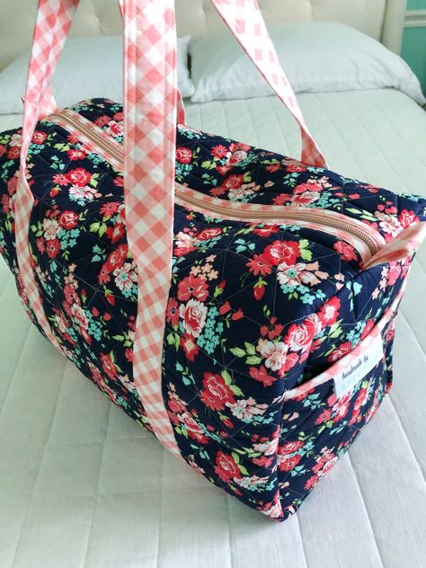 Diy Quilted Duffle Bag, Duffle Bag Sewing Pattern Free, Quilted Duffle Bag Pattern Free, Diy Duffle Bag Pattern Free, Overnight Bag Pattern, Duffle Bag Tutorial, Byannie Bags, Diy Duffle Bag, Diy Quilted Bag