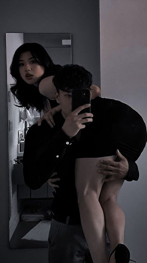 Tall Boyfriend Short Girlfriend, Ja I Ty, Taller Girlfriend, Short Girlfriend, Tall Boyfriend, Wow Photo, Couple Poses Reference, Hot Poses, Cute Relationship Photos