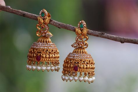 Bridal jewelry indian wedding south indian wedding brides ornaments gold jewellery pendant kannadiga bride Karnataka ethnic traditional Gold Jhumkas, Temple Jewellery Earrings, Jhumka Designs, Design For Wedding, Gold Temple Jewellery, Gold Jhumka Earrings, Gold Earrings Models, Gold Earrings Wedding, Piercing Earrings