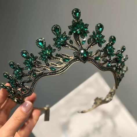 Gowns Aesthetic, Crown Aesthetic, Beautiful Tiaras, Headpiece Jewelry, Chique Outfits, Gowns Prom, Magical Jewelry, Ball Gowns Evening, Fantasy Gowns