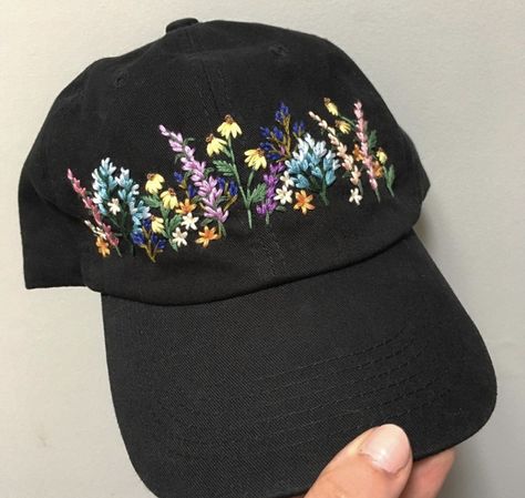 Embroidered Hats Ideas, Bone Bordado, Cap Embroidery, Clothes Embroidery Diy, Embroidery Caps, Embroidery Tshirt, Trendy Hat, Handmade Embroidery Designs, Hand Embroidery Projects