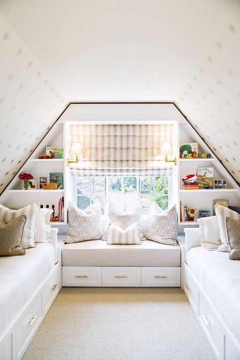 Bright attic bedroom with built-in shelves, and neutral color palettes. Studio Lifestyle, Small Attic, Attic Bedrooms, Attic Renovation, Attic Spaces, Attic Remodel, Attic Bedroom, Attic Rooms, Trendy Bedroom