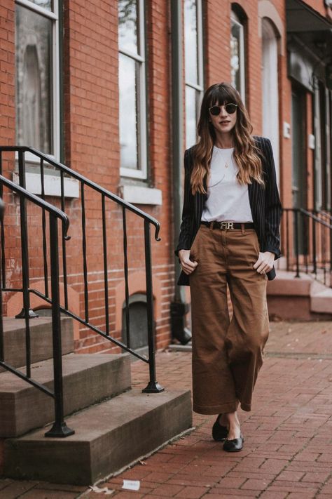 Brown Wide Leg Crop Pants Outfit, Brown Straight Leg Pants Outfit, Wide Crop Pants Outfit, Brown Wide Leg Jeans Outfit, Cropped Pants Outfit Winter, Tan Wide Leg Pants Outfit, Barrel Pants Outfit, Wide Leg Crop Pants Outfit, Brown Wide Leg Pants Outfit