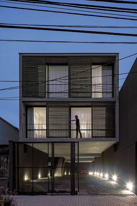 Located in a narrow site in downtown of Curitiba, the project aim the best use for a program of four studios. This two-story building, have in the ground fl... Apartment Building Exterior, House Architecture Styles, Casa Country, Townhouse Designs, Narrow House, Apartment Architecture, Small Buildings, Building Exterior, City House