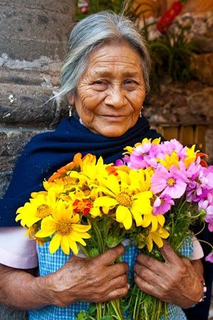 flores mexico mujer Mexican Ideas, Mexico People, Mexican People, Mexican Heritage, Mexican Women, Romantic Vacations, We Are The World, Mexican Culture, People Of The World