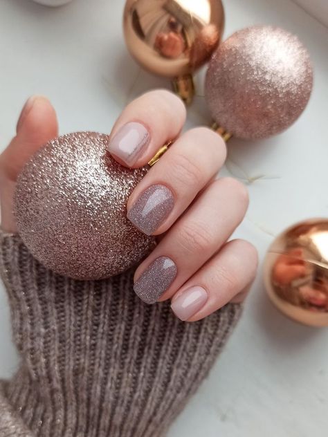 New Year Nail Art, New Year Nail, Lily Nails, Red And Gold Nails, Festive Nail Designs, New Years Nail Art, New Years Nail Designs, Gold Nail Designs, Red Manicure