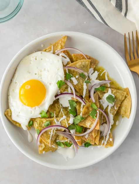 Chilaquiles Aesthetic, Green Chilaquiles Recipe, Healthy Chilaquiles, Healthy Chilaquiles Recipe, How To Make Chilaquiles Verdes, Chilliquelles Breakfast Recipe, How To Make Chilaquiles, Mexican Breakfast Recipes Chilaquiles, Chilliquelles Breakfast