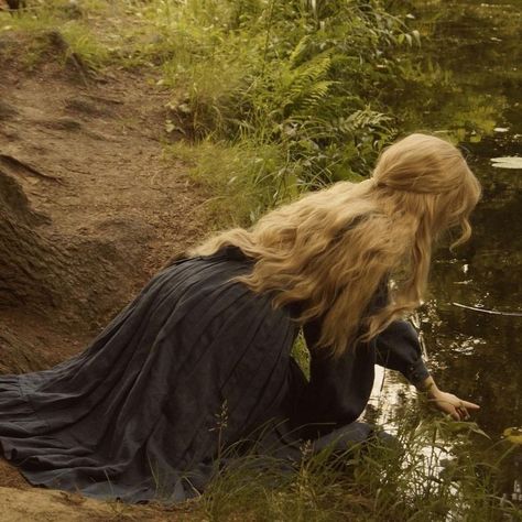 Long Golden Hair Aesthetic, Medieval Princess Aesthetic Blonde, Blonde Victorian Woman Aesthetic, Ash Blonde Aesthetic, Blonde Fantasy Aesthetic, Princess Aesthetic Medieval, Midevil Princess Aesthetic, Book Princess Aesthetic, Medieval Maiden Aesthetic